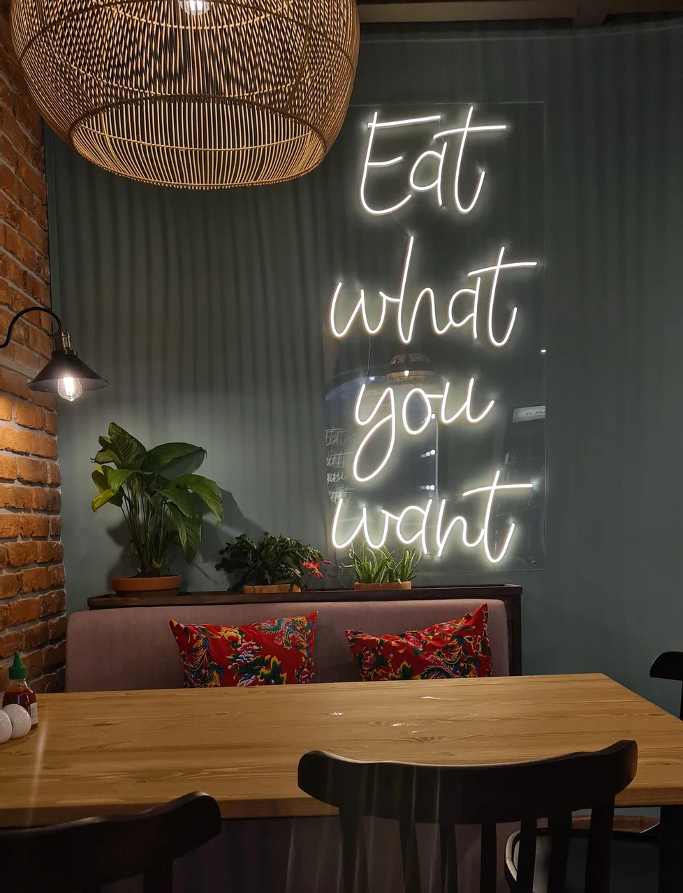 Restaurants neon sign install 179